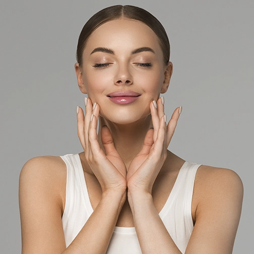 beauty-healthy-skin-women-touching-face-cosmetic-studio-portrait-sportswear-color-background-gray copiar