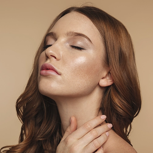 beauty-portrait-ginger-woman-with-long-hair-posing-sideways-with-closed-eyes copiar