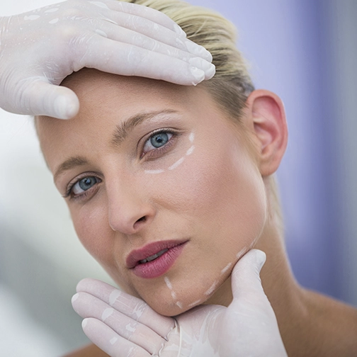 doctor-examining-female-patients-face-cosmetic-treatment copiar